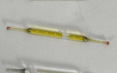 Vad är dessa? Hittade under ett badrumsskåp under renoveringen – små glasrör, 5 cm långa, fyllda med vätska. Några idéer?