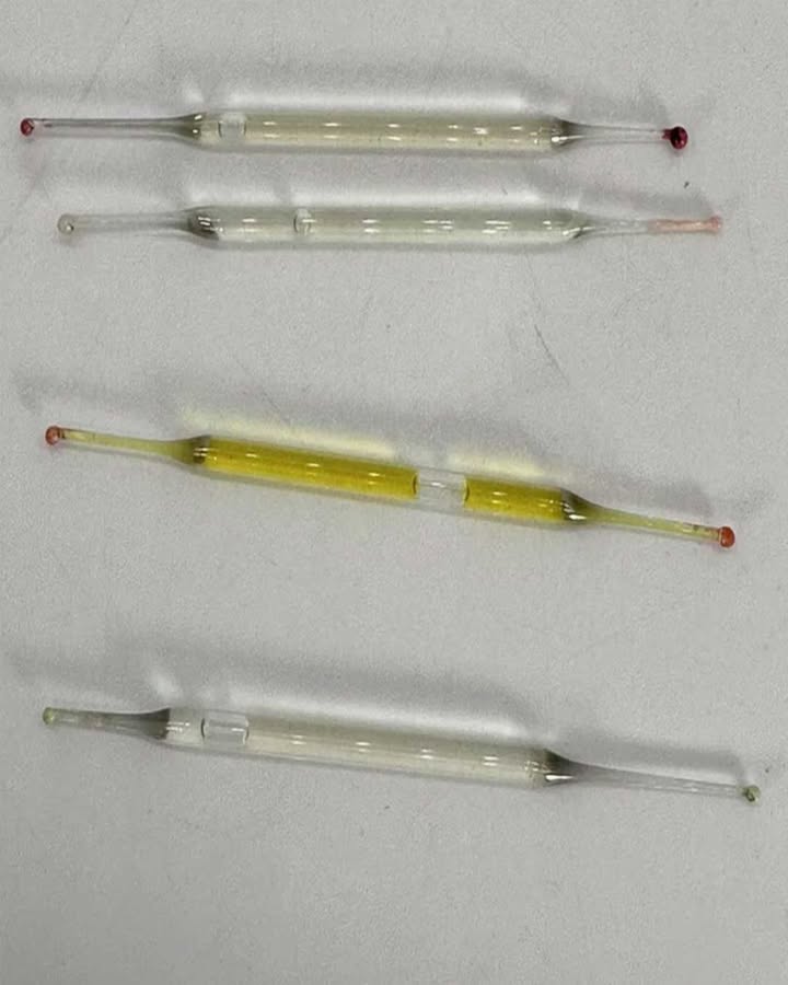 Vad är dessa? Hittade under ett badrumsskåp under renoveringen – små glasrör, 5 cm långa, fyllda med vätska. Några idéer?